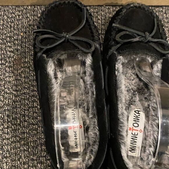 Minnetonka Black leather slip on Moccasin slippers - Picture 3 of 9